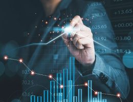 Affärsperson pekar på digital graf över kreditrisk och finansiell data.