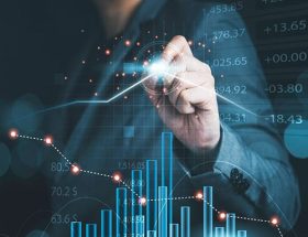 Affärsperson pekar på digital graf över kreditrisk och finansiell data.