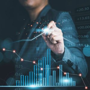 Affärsperson pekar på digital graf över kreditrisk och finansiell data.