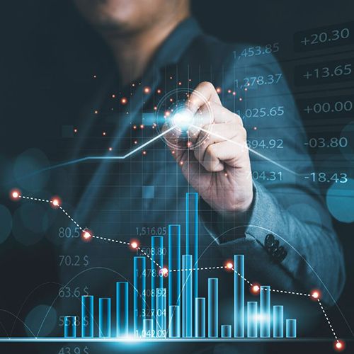 Affärsperson pekar på digital graf över kreditrisk och finansiell data.