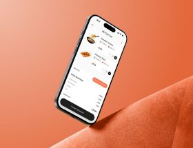 En smartphone visar en mobil varukorg och checkout-sida för matleverans.