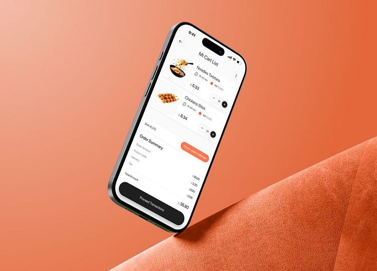 En smartphone visar en mobil varukorg och checkout-sida för matleverans.